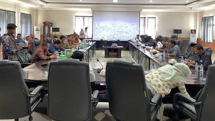 SOLUSI: Para anggota DPRD Halmahera Selatan, Maluku Utara saat rapat bersama PT IMS dan warga Desa Bobo, Kamis (13/2/2025). Sejumlah wakil rakyat nyatakan tolak PT IMS