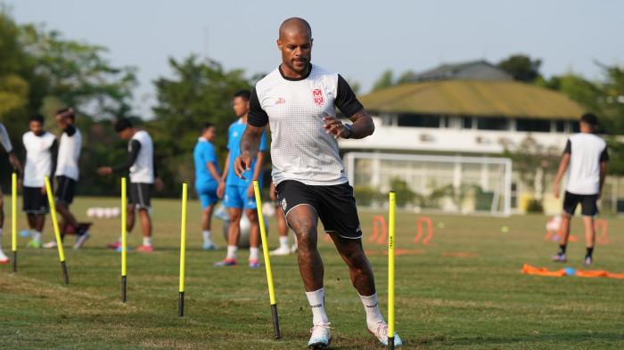 David da Silva pada sebuah sesi latihan bersama Malut United
