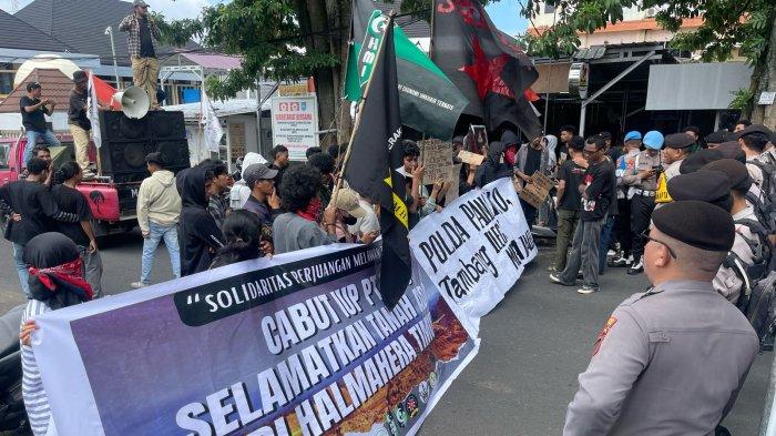 DEMO - Sejumlah mahasiswa tergabung dalam solidaritas perjuangan melawan tambang kembali menggelar aksi di depan kantor Polda Maluku Utara, Jumat (2/5/2025).