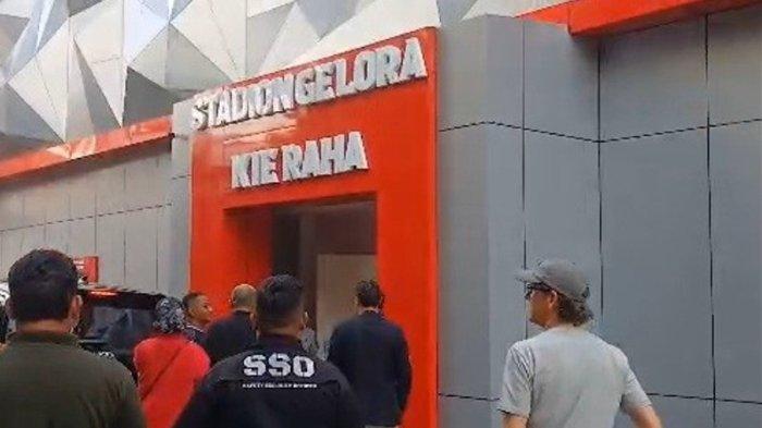 KOMPETISI: Denny Landzaat dan Alex Pastoor melihat Stadion Gelora Kie Raha, Ternate, venue laga Malut United vs Borneo FC
