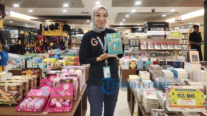 PENJUALAN: Self Improvement  Gramedia Ternate, Maluku Utara, Arma saat memegang salah satu novel terlaris, Kamis (16/5/2024)