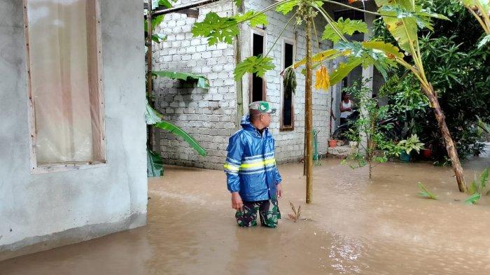 BENCANA: Tampak seorang personel TNI-AD turun melihat kondisi banjir di Desa Todowongi, Halmahera Barat, Maluku Utara, Kamis (19/6/2025)