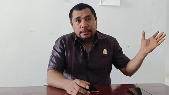 STATEMENT: Ketua Komisi III DPRD Pulau Taliabu, Maluku Utara Budiman L Mayabubun saat bersedia diwawancarai awak media, Kamis (13/2/2024). Pihaknya mendesak Polisi tangkap penambang batuan yang tak kantongi izin