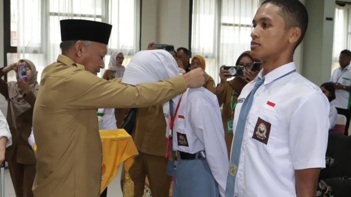 SELEKSI: Wakil Gubernur Maluku Utara Sarbin Sehe membuka Diklat Parkibraka 2025 dengan mengalungkan tanda peserta, Senin (28/7/2025) di Sofifi