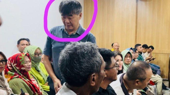 HUKUM: Direktur Utama PT Intim Kara, Buddy Liem saat bersaksi pada sidang lanjutan dengan terdakwa mantan Gubernur Maluku Utara, Abdul Ghani Kasuba di Pengadilan Negeri Ternate, Kamis (1/8/2024)