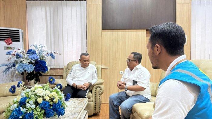 PELAYANAN - Diskusi antara Manajemen PLN dan Bupati Buru yang menyoroti pengembangan infrastruktur kelistrikan untuk mendukung pemerataan energi dan pertumbuhan wilayah di Pulau Buru