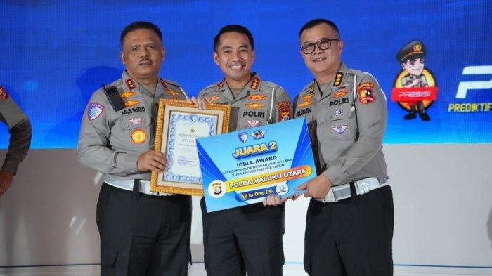 CAPAIAN: Direktur Lalu Lintas Polda Maluku Utara Kombes Pol Doni Hermawan saat terima penghargaan dari Kepala Korps Lalu Lintas (Kakorlantas) Polri, Irjen Pol. Agus Suryonugroho, Senin (16/6/2025)