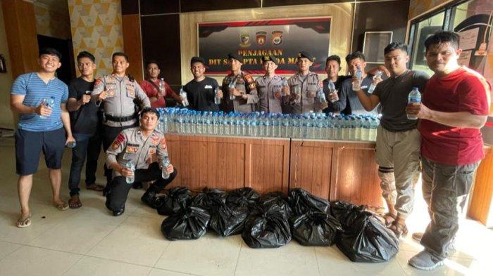 MIRAS: Barang bukti ratusan botol cap tikus dari Manado saat diamankan anggota Ditsamapta Polda Maluku Utara, Senin (28/11/2022).