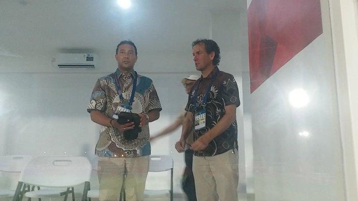 KOMPETRISI: Dua Asisten Pelatih Timnas Indonesia Denny Landzaat (kiri) dan Alex Pastoor (kanan) ketika berada di Stadion Gelora Kie Raha, Ternate untuk menyaksikan laga Malut United vs Borneo FC, Senin (10/2/2025)