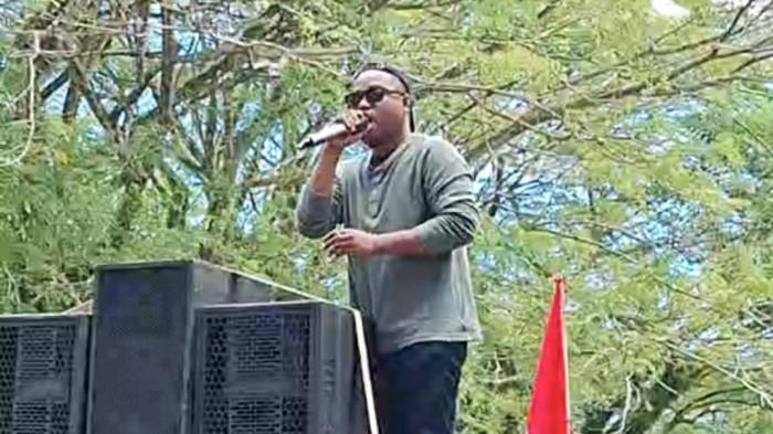 DUKUNGAN: Anggota DPRD Kota Tidore Kepulauan, Maluku Utara Hasanuddin Fabanyo menyatakan dukungan penuh terhadap pembentukan Daerah Otonomi Baru (DOB) Sofifi, Senin (28/7/2025) kemarin. Di mana pernyataan tersebut disampaikannya saat mengikuti aksi bersama Majelis Rakyat Kota Sofifi (Markas) di depan kantor DPRD Maluku Utara