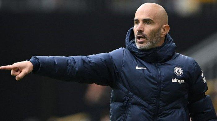 ENZO MARESCA - Pelatih Chelsea, Enzo Maresca, kala memberikan arahan dalam laga Liga Inggris 2024-2025 antara Wolves vs Chelsea di Stadion Molineux, 25 Agustus 2024. (AFP/JUSTIN TALLIS)