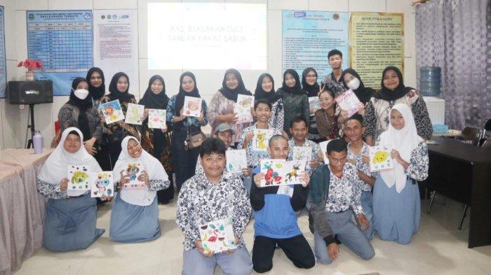 Foto bersama Mahasiswa FKIK Unkhair dengan siswa-siswi SMALB Kota Ternate, dalam kegiatan pengabdian Masyarakat, Sabtu (11/1/2025).