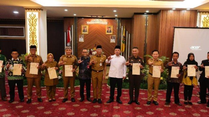 Foto bersama usai penyerahan sertipikat