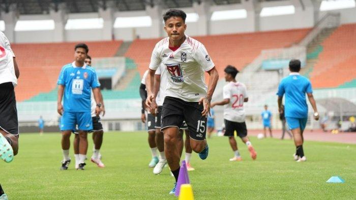KOMPETISI: Gelandang Malut United Finky Pasamba pada sebuah sesi latihan jelang laga melawan Persita Tangerang, Senin (4/11/2024)