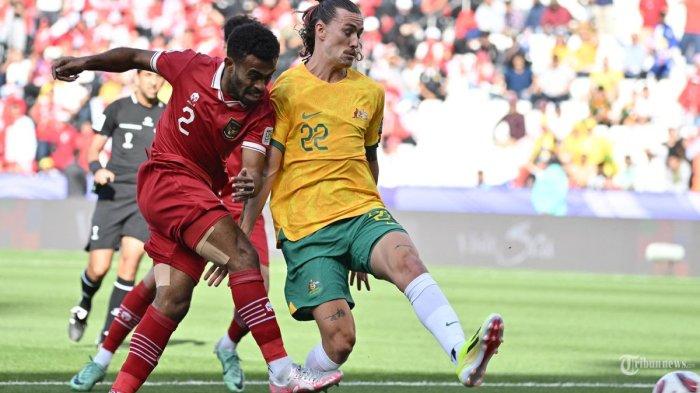 KOMPETISI: Gelandang Indonesia Yakob Sayuri (2) berebut bola dengan gelandang Australia Jackson Irvine (22) pada pertandingan sepak bola Piala Asia AFC Qatar 2023 antara Australia dan Indonesia di Stadion Jassim bin Hamad di Doha. Minggu (28 Januari 2024). (HECTOR RETAMAL / AFP)