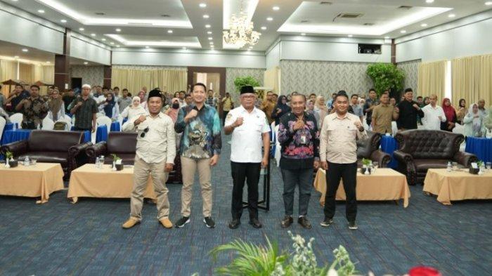 AGENDA: Usai bari sambutan pada kegiatan tersebut, Sekprov maluku Utara Samsuddin A Kadir didampingi Kepala Bapenda Muhammad Sarmin S Adam didampingi jajaran perwakilan OPD lakukan pose bersama, Jumat (11/7/2025)