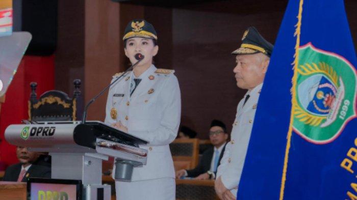 PIDATO PERDANA SHERLY - Gubernur Maluku Utara, Sherly Laos atau Sherly Tjoanda beserta sang wakil, Sarbin Sehe, pidato setelah serah terima jabatan (sertijab) pada Kamis, 6 Maret 2025. Gambar tangkap layar diambil dari Instagram @s_tjo. Sherly Laos melakukan pidato perdananya setelah sertijab yang digelar di ruang rapat paripurna DPRD Maluku Utara di Kota Sofifi.