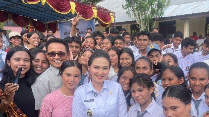 PEMPROV MALUT - Gubernur Maluku Utara Sherly Laos, Kadikbud Malut Abubakar Abdullah, dengan sejumlah siswa/siswi. Pemprov Malut menghapus uang komite SMA/SMK/SLB Negeri.