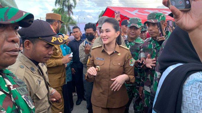 BENCANA BANJIR - Gubernur Maluku Utara, Sherly Tjoanda ketika berjalan menuju posko utama tanggap darurat banjir bandang di Kecamatan Bacan, Halmahera Selatan, Senin (30/6/2025). Sherly berjanji bakal segera menanggulangi dampak bencana.