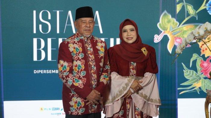 EVENT: Gubernur Maluku Utara dan istri tampil kharismatik di acara Istana Berbatik, dengan mengenakan Batik Salawaku bermotif buang cengkeh dan pala, Senin (1/10/2023).