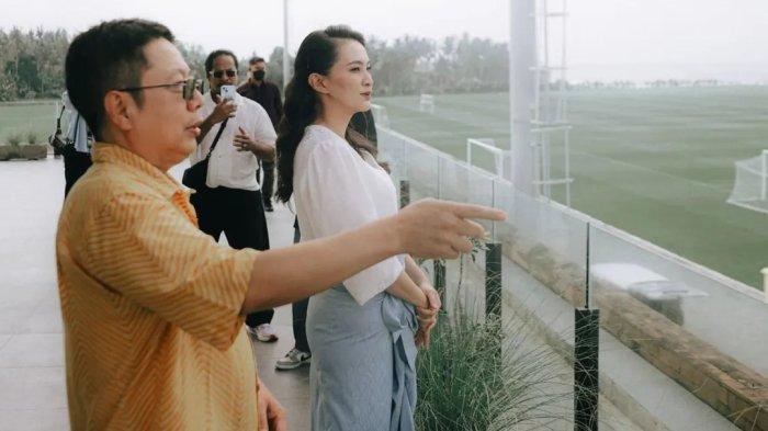 KOMPETISI: Gubernur Maluku Utara Sherly Laos saat berkunjung ke Bali United training center, Sabtu (12/7/2025)