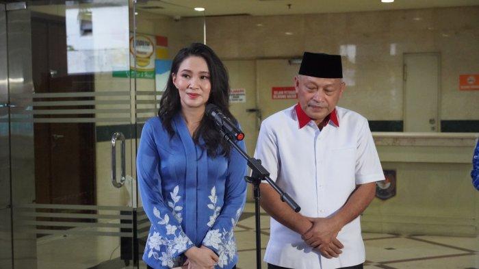 Gubernur dan Wakil Gubernur Maluku Utara terpilih Sherly Laos dan Sarbin Sehe pada sesi jumpa pers seusai lakukan pemeriksaan kesehatan di kantor Kemendagri di Jakarta