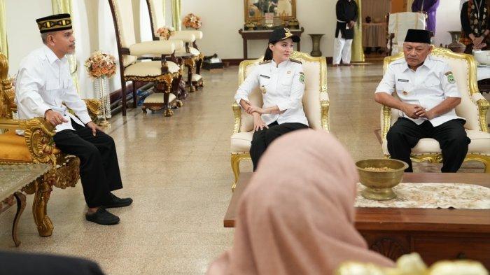 SILATURAHMI: Sultan Ternate Hidayat M Sjah saat mendapat kunjungan dari Gubernur Maluku Utara Sherly Laos dan Wakil Gubernur Maluku Utara Sarbin Sehe di Kedaton Kesultanan Ternate, Rabu (5/3/2025)