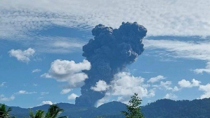 Pantauan Pos Pengamatan Gunung Api (PGA) Dukono Erupsi Gunung Api Dukono, Senin (25/11/2024).