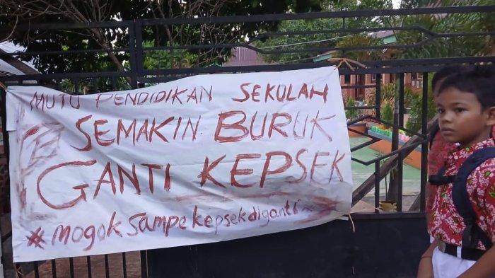 Para guru SD 1 Kota Ternate, Maluku Utara mogok mengajar, alhasil seluruh siswa-siswi dipulangkan, Rabu (23/10/2024) 