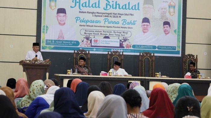 HALAL BIHALAL - Kepala Kanwil Kemenag Malut, H.Amar Manaf, menyampaikan sambutan di Halal Bihalal, Rabu (9/4/2025).