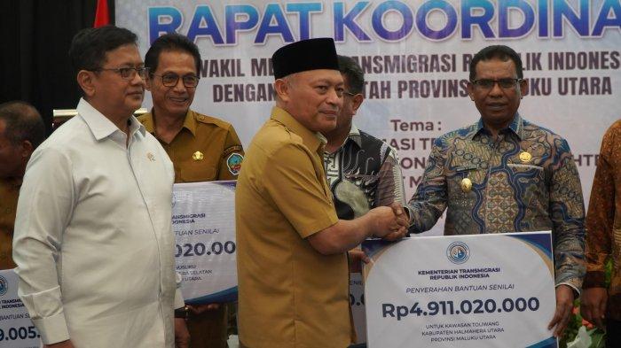 Wakil Bupati Halmahera Utara, Maluku Utara Kasman Hi Ahamd secara simbolis menerima bantuan dari Kementerian Transmigrasi, Selasa (15/7/2025)