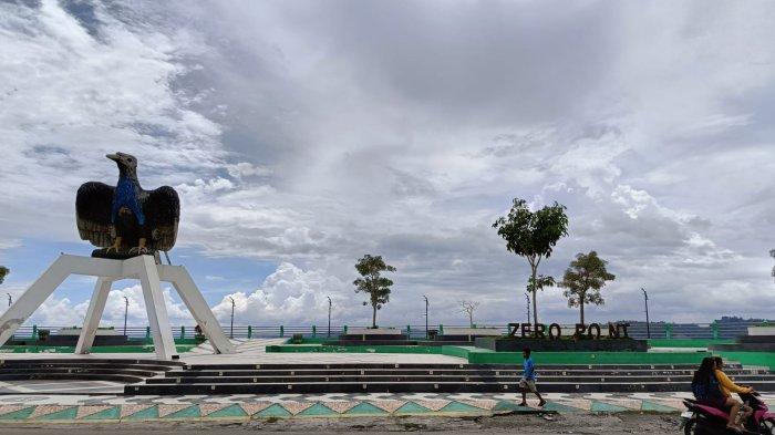 JALAN PROVINSI - Suasana jalan depan patung Burung Bidadari di Labuha, Pulau Bacan, Kabupaten Halmahera Selatan (Halsel), Maluku Utara, 2024. Berikut daftar daerah di Malut yang memiliki ruas jalan provinsi dengan kondisi rusak berat.