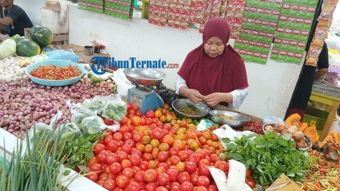 HARGA: Pedagang bahan pokok (Bapok) di Pasar Rakyat Jailolo, Halmahera Barat, Maluku Utara, Kamis (10/7/2025)
