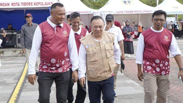 RAIHAN: Deputi KSPK Mendugbangga/BKKBN RI Nopian Andusti (tengah) didampingi Wali Kota Tidore Kepulauan Muhammad Sinen (kiri) di acara Harganas ke 32 yahun 2025 tingkat provinsi di Pantai Tugulufa, Selasa (24/6/2025)