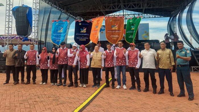 HUT: Foto bersama pada kegiatan Hari Keluarga Nasional (Harganas) ke 32 tahun 2025 tingkat Provinsi Maluku Utara di Pantai Tugulufa Kota Tidore Kepulauan, Selasa (24/6/2025)