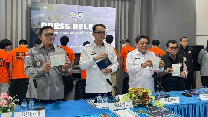 WNA: Foto bersama usai pres rilis yang dipimpin Kakanwil Ditjenim Imigrasi Maluku Utara Mohammad Ridwan (kedua dari kiri), Senin (28/7/2025)