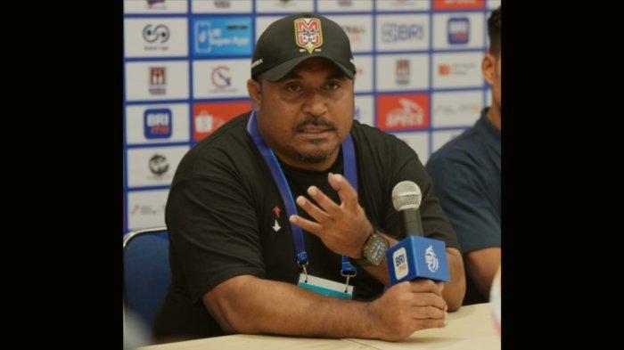 KOMPETISI: Head Coach Malut United, Imran Nahumarury pada sesi jumpa pers usai laga melawan Persebaya Surabaya, Jumat (16/8/2024).