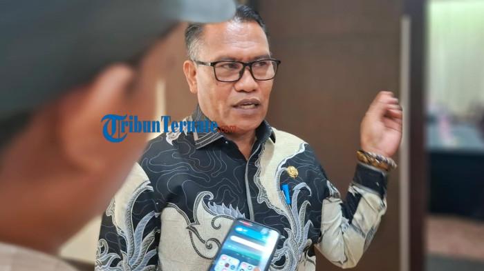 PROGRAM: Kepala Dinas Kehutanan Maluku Utara Sukur Lila saat diwawancarai Tribunternate.com disela-sela kerja, Rabu (16/7/2025)