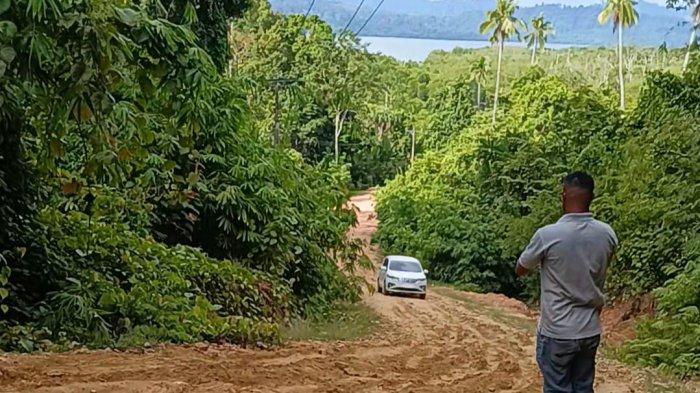 INFRASTRUKTUR: Jalan tanjakan Gunung Sampe di Desa Kawalo-woyo, Kecamatan Taliabu Barat, Maluku Utara, Rabu (14/5/2025)