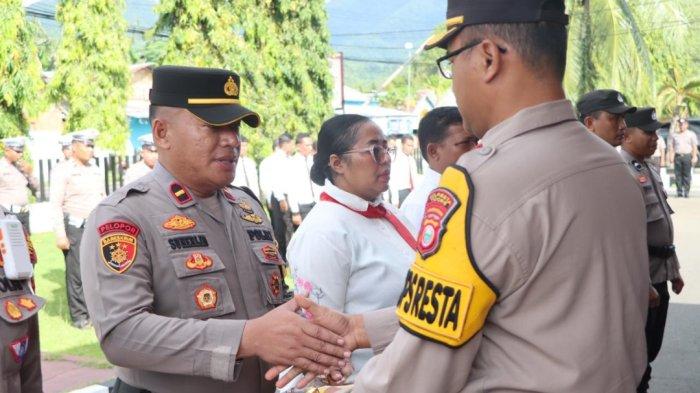 CAPAIAN: Kapolresta Tidore Kepualaun, Maluku Utara Kombes Pol Yury Nurhidayat kembali memberikan penghargaan kepada Kapolsek Oba Utara Ipda Suherlin sebagai Kapolsek Inovatif