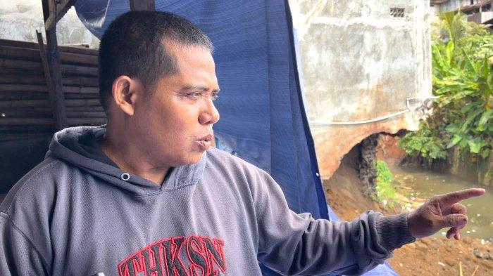 Irwan Soleman, pemilik rumah beberkan sejumlah fakta pasca rumahnya rusak akibat tanah yang longsor, Jumat (6/12/2024)