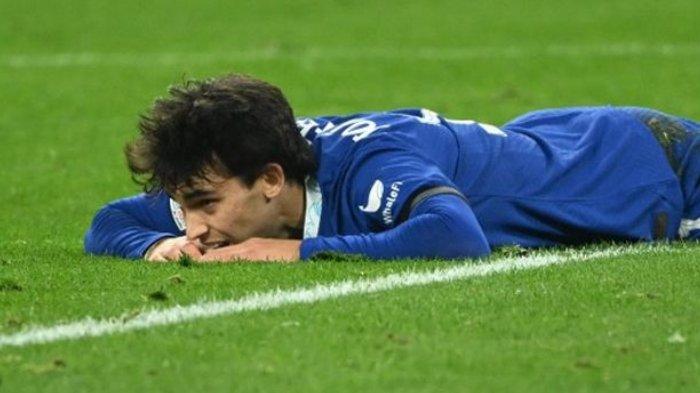 REKRUT JOAO FELIX - Reaksi penyerang Chelsea, Joao Felix, seusai gagal mencetak gol dalam pertandingan Borussia Dortmund vs Chelsea pada leg pertama 16 besar Liga Champions 2022-2023 di Stadion Signal Iduna Park, Kamis (16/2/2023) dini hari WIB. Apa alasan sebenarnya Chelsea merekrut kembali Joao Felix pada musim panas lalu? (Photo by INA FASSBENDER / AFP) 