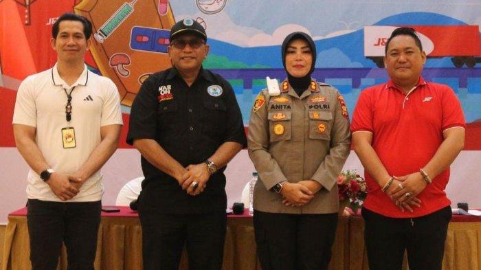 HUKUM: Asisten CEO J&T Express Adriansyah Halim (kaos merah) didampingi Kapolres Ternate, Kasat Narkoba Polres Ternate dan penyuluh narkoba ahli madya BNN Malut Hairuddin Umaternate (kameja hitam) lakukan sesi foto bersama usai konferensi pers, Kamis (12/6/2025)