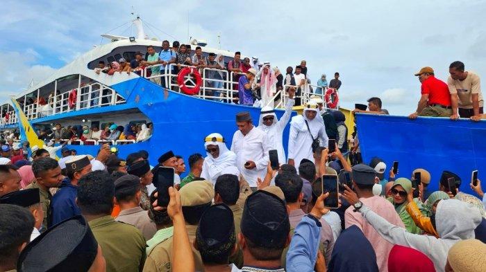 HAJI: Ribuan warga Morotai Maluku Utara,  saat sambut kedatangan Jamaah Haji asal Morotai di pelabuhan Imam Lastory,  Desa Daruba,  Kecamatan Morotai Selatan, Jumat (5/7/2024)