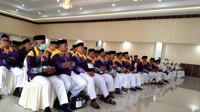 IBADAH : Jamaah Haji Kota Tidore Kepulauan, Maluku Utara saat berada di Asrama Haji Kota Ternate