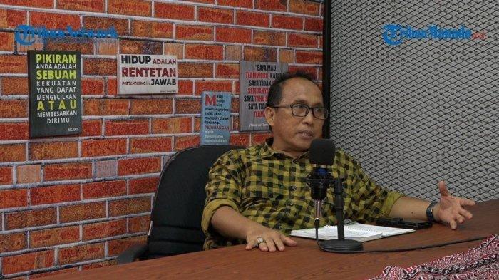 APRESIASI: Dosen FEB/Pascasarjana Unkhair Ternate dan Ahli Pengadaan Barang/Jasa Pemerintah, Jufri Jacob saat hadir di podcast TribunManado.co.id