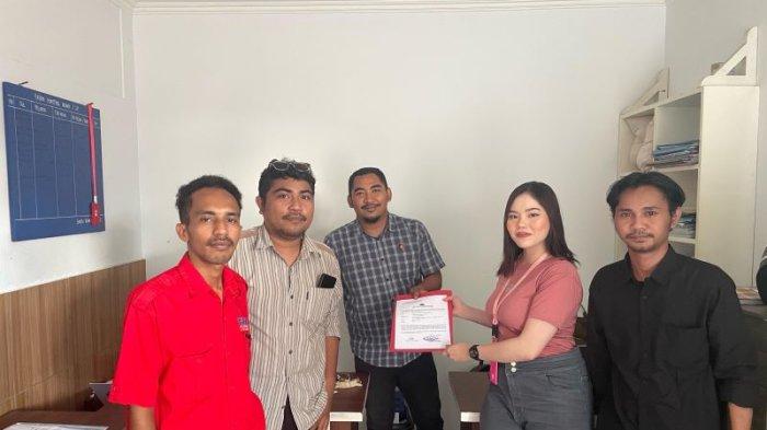 KASUS ITE - Korban dan kuasa hukumnya saat membuat laporan di Polda Maluku Utara. Seorang penyanyi lokal Ternate dilaporkan atas sejumlah kasus.