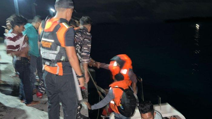 INSIDEN: Tim SAR saat mengevakuasi korban KM Alis Mulia 03 yang tenggelam di Halmahera Utara