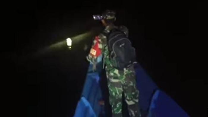 KEJADIAN: Seorang anggota TNI di Pulau Taliabu, Maluku Utara berada di TKP tenggelamnya KM Tiga Puteri