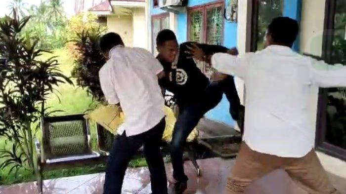 Tangkapan Layar Kepala Dinas Perindagkop Halmahera Barat dan Staf pukul Warga saat Sampaikan Aspirasi Kelangkaan Minyak Tanah.
